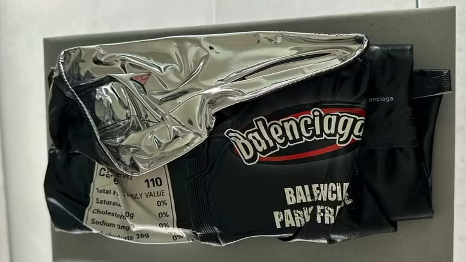 Кошелек в виде пачки чипсов от Balenciaga