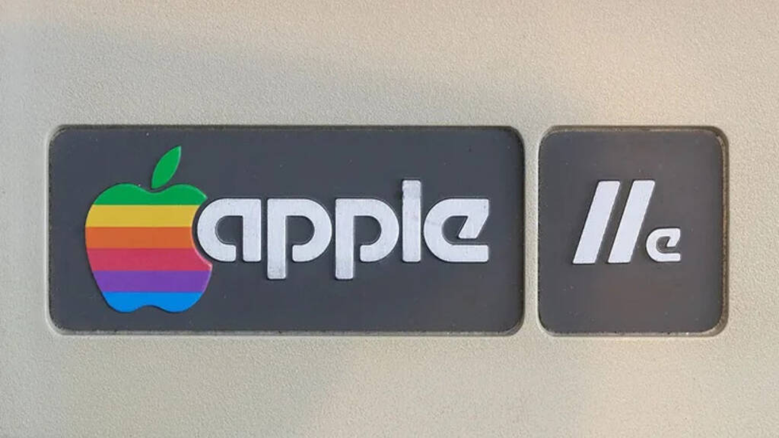 Радужный логотип Apple Дизайн логотипа в форме яблока с укусом