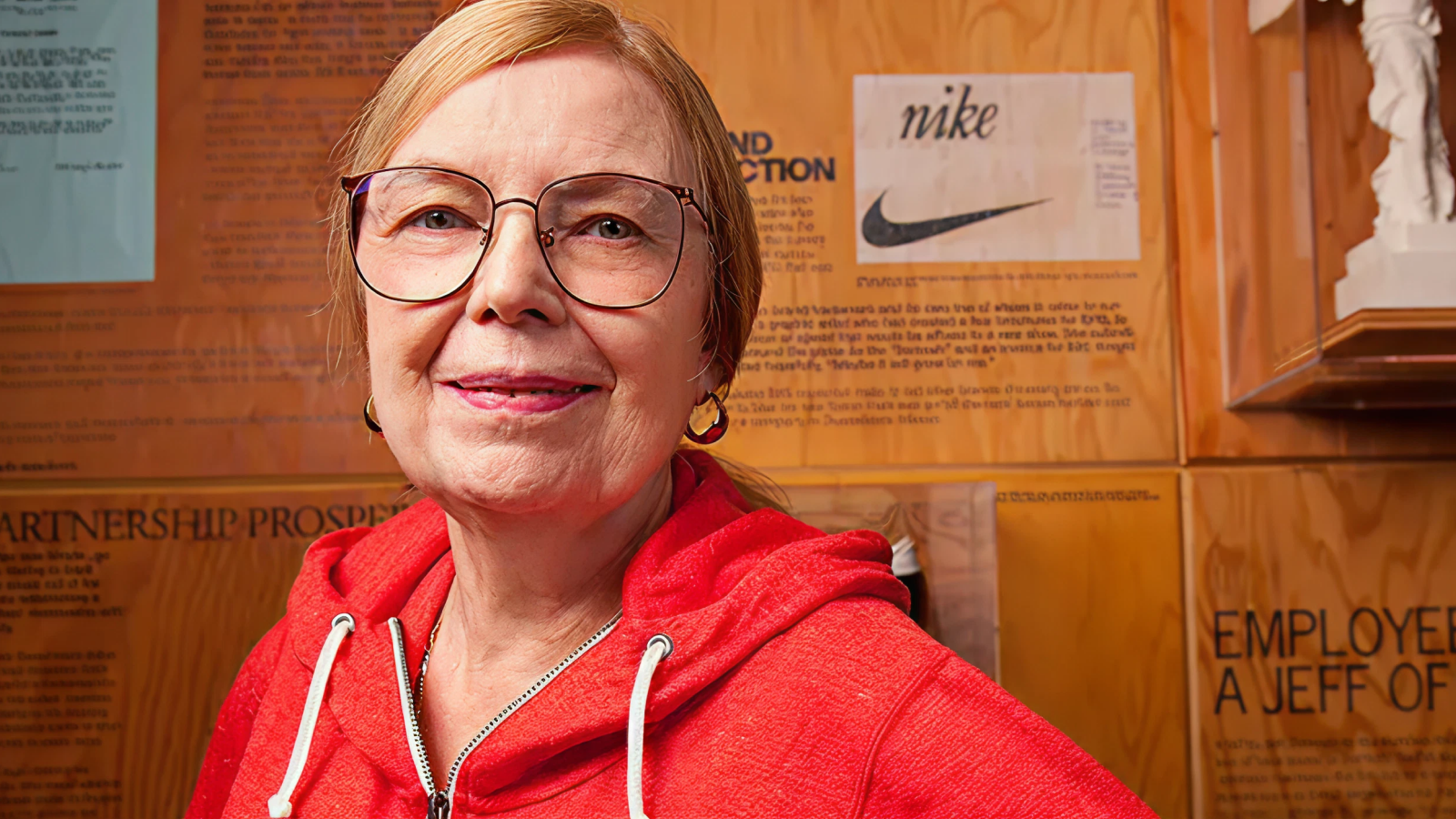 Дизайнер Кэролин Дэвидсон Дизайнер логотипа Nike — Кэролин Дэвидсон