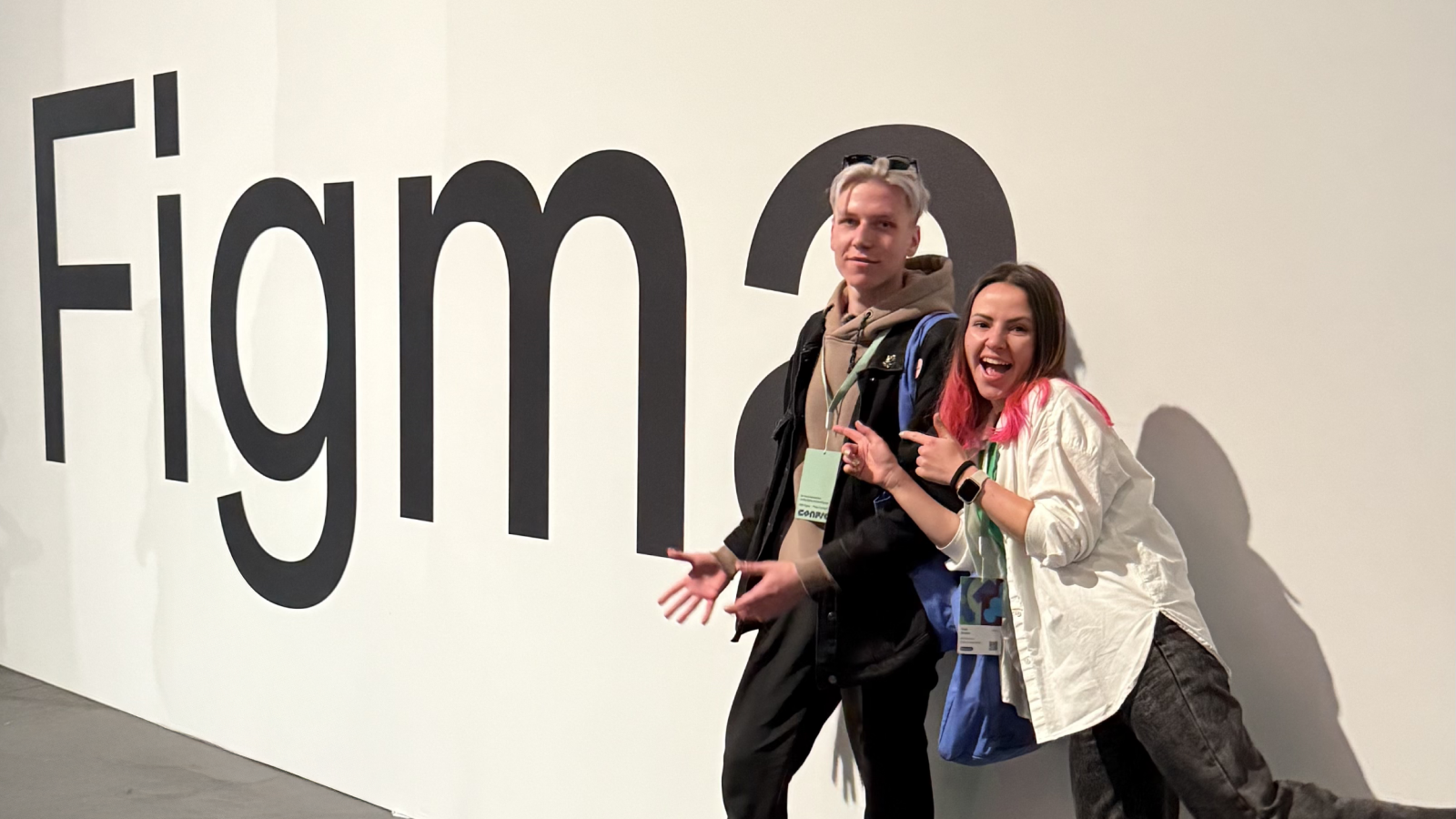 Команда Пижамной Академии на Figma Config 2025 Команда Пижамной Академии на фоне логотипа Figma в Лондоне