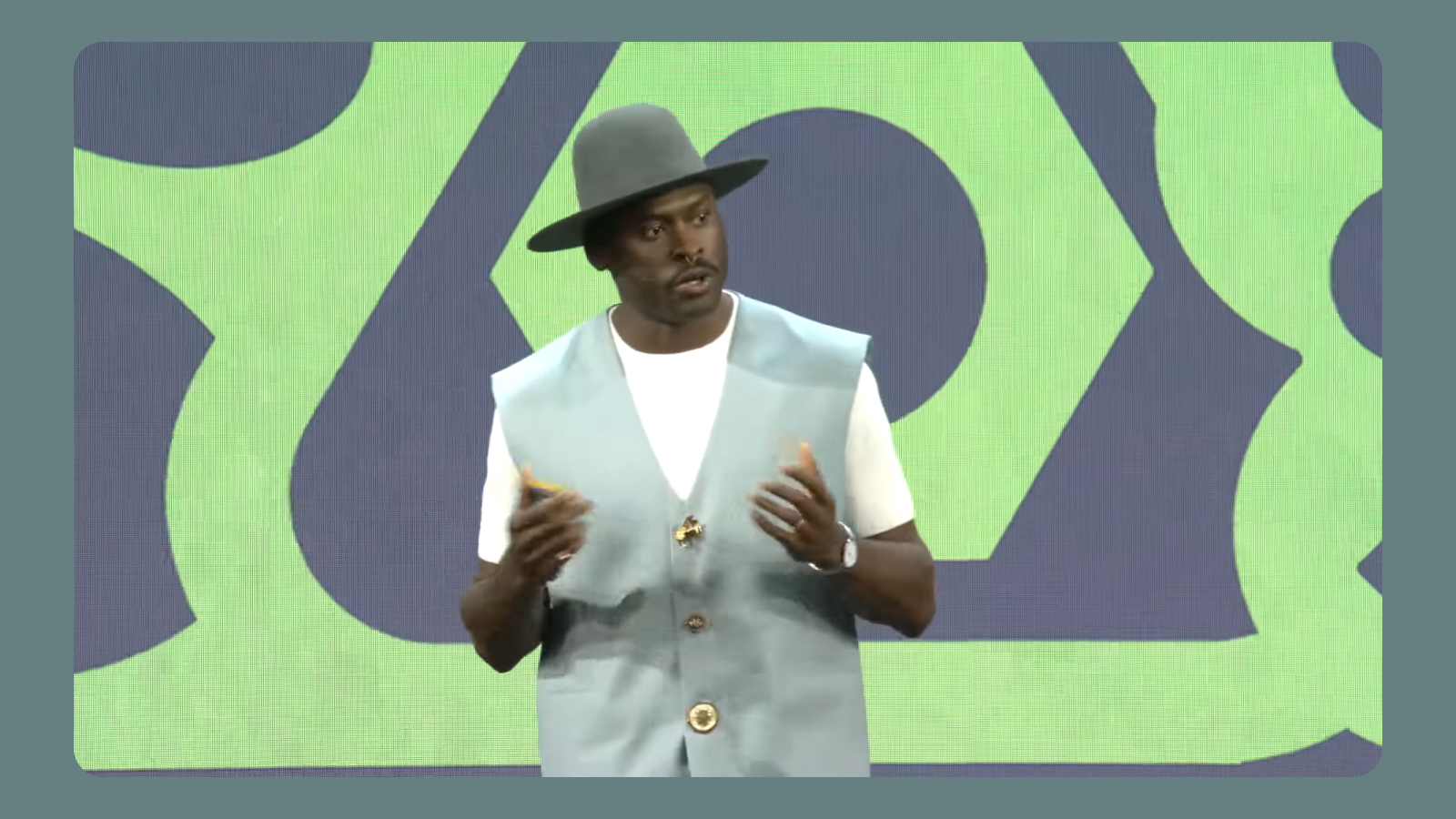 Timothy Achumba - дизайн-директор Microsoft Дизайнер из Microsoft Timothy Achumba проводит лекцию о создании клавиатур